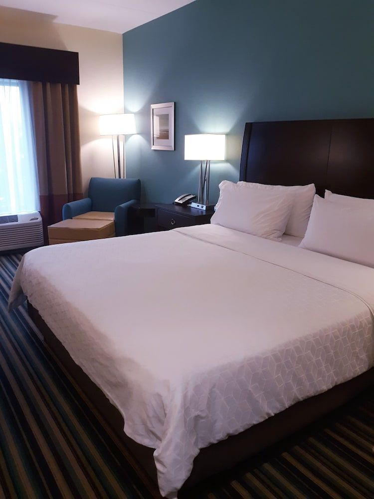 Holiday Inn Express & Suites Orlando East - UCF Area by IHG Standard Room, 1 King Bed, Accessible (Mobility) 4