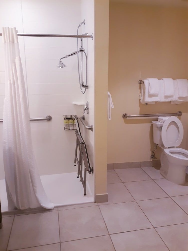 Holiday Inn Express & Suites Orlando East - UCF Area by IHG Standard Room, 1 King Bed, Accessible (Mobility) 8