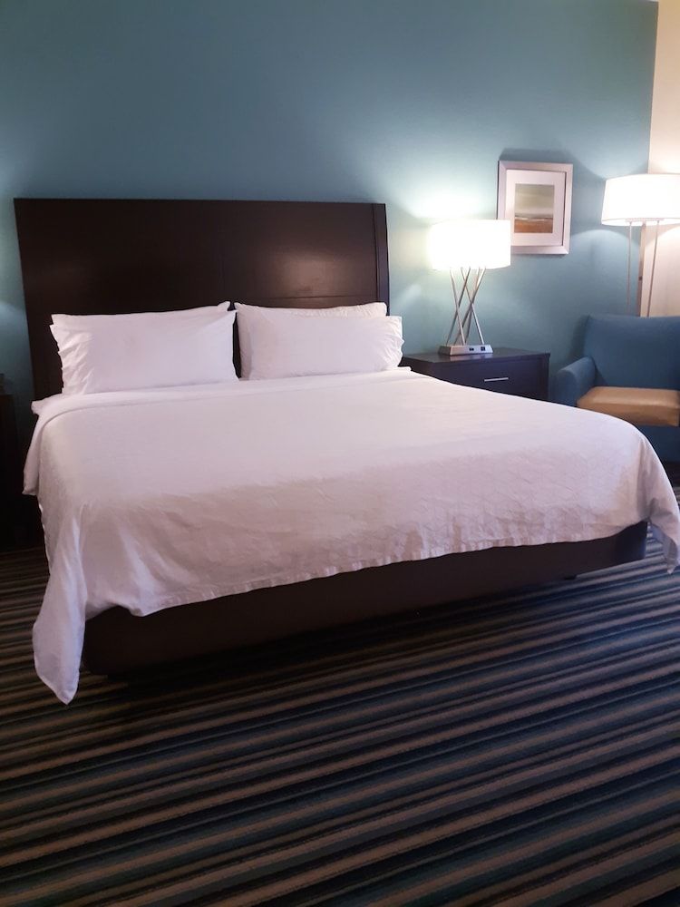 Holiday Inn Express & Suites Orlando East - UCF Area by IHG Standard Room, 1 King Bed, Accessible (Mobility) 2