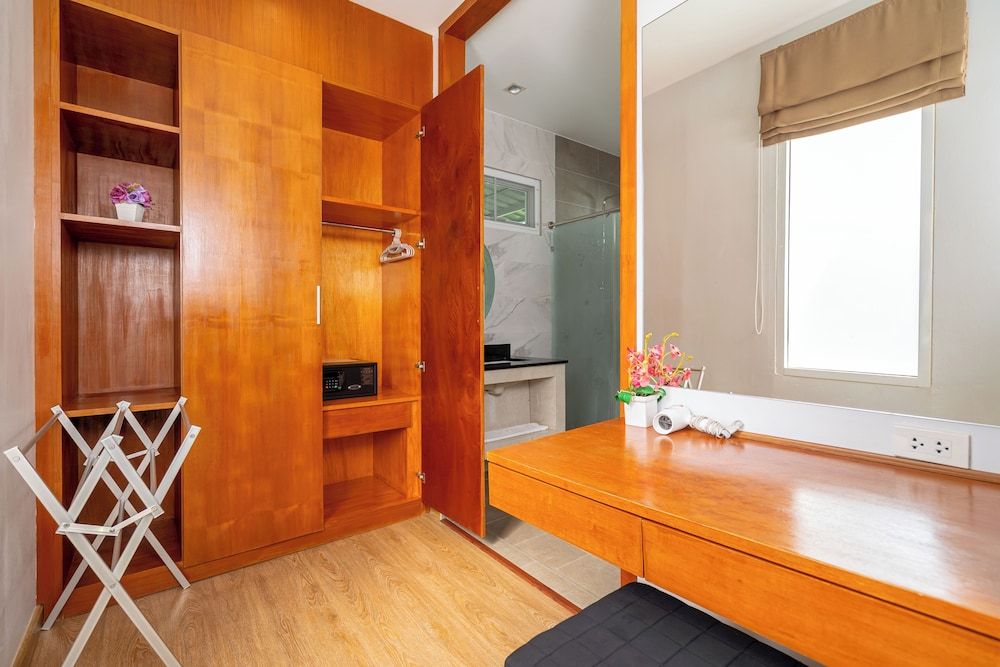 Phuket La Siesta Deluxe Double Room 10