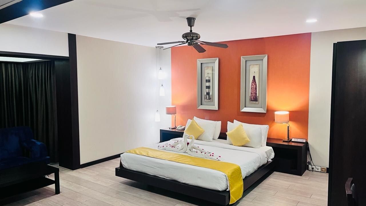 Suite Room with Bathtub (Guest age 21+)