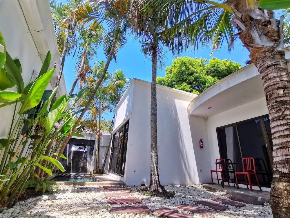 Coconut Grove Boutique Hotel Signature Bungalow, Kitchen, Poolside 10