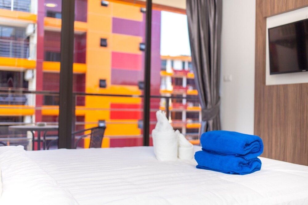 Naiharn Sea Apartment Comfort Apartment, 1 King Bed, Non Smoking, Mountain View 5