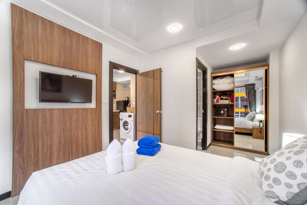 Naiharn Sea Apartment Comfort Apartment, 1 King Bed, Non Smoking, Mountain View 2