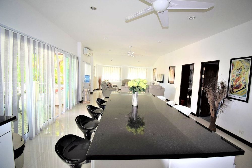 undefined Very Large Villa Suitable for a Large Group up to 10 People or Even 2 Families 6