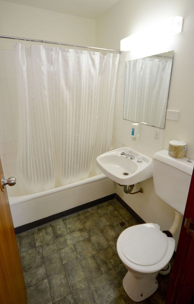 The Bridge Economy Double Room, 1 Double Bed, Ensuite (1st Floor) 3