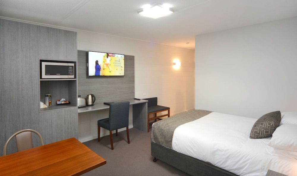 The Bridge Motel Queen 4