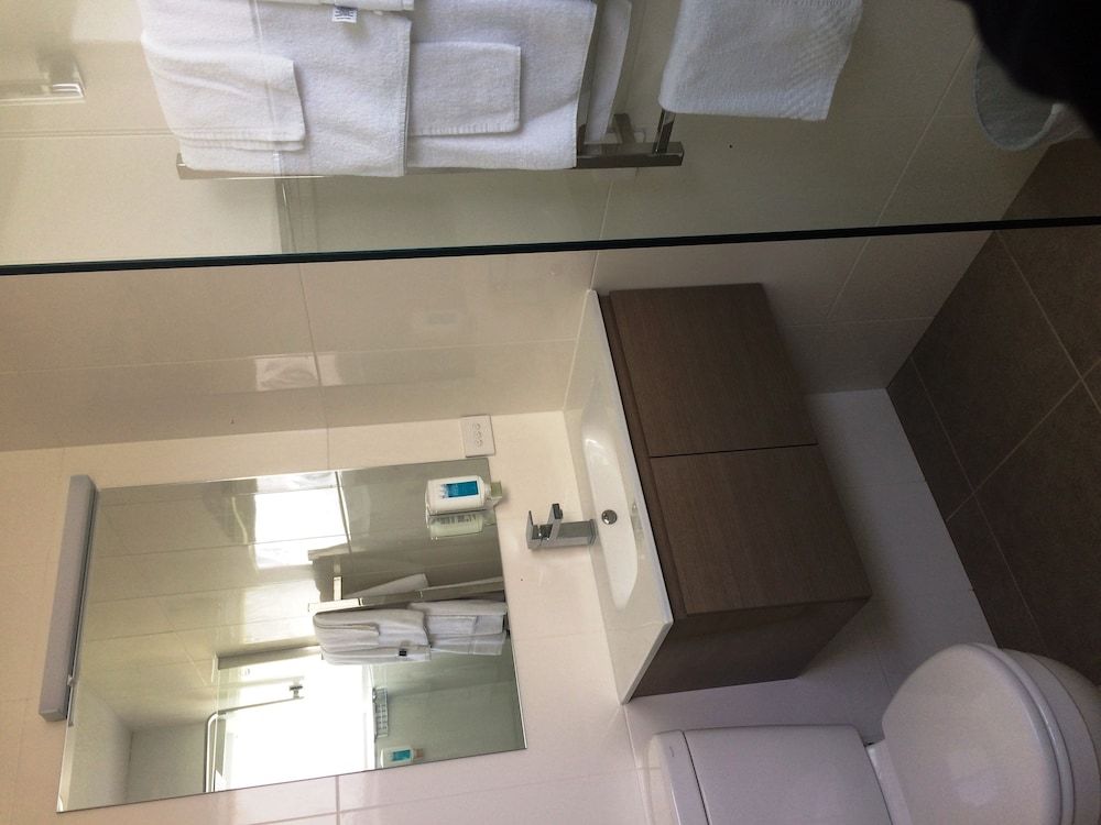 The Bridge Motel Queen 8