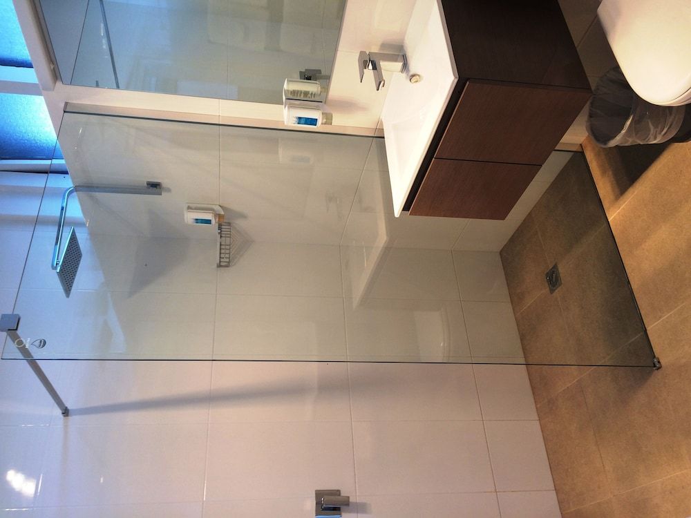 The Bridge Motel Queen 7