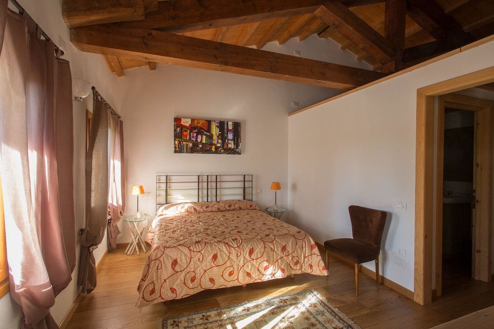 Double Room (Rossa)