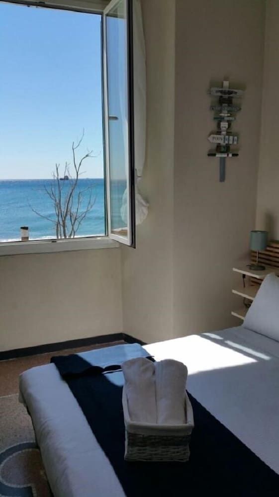 Luna Rooms Standard Room, Beach View 10