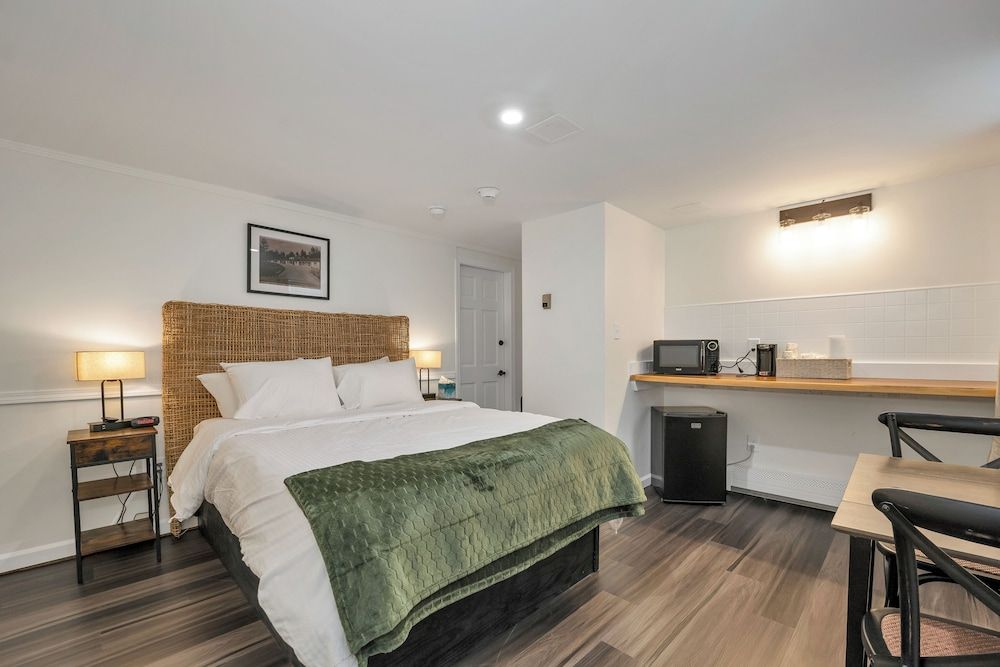 Economy Suite
