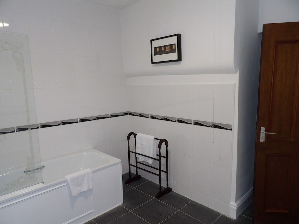 The Bull Hotel Standard Suite, Ensuite 5