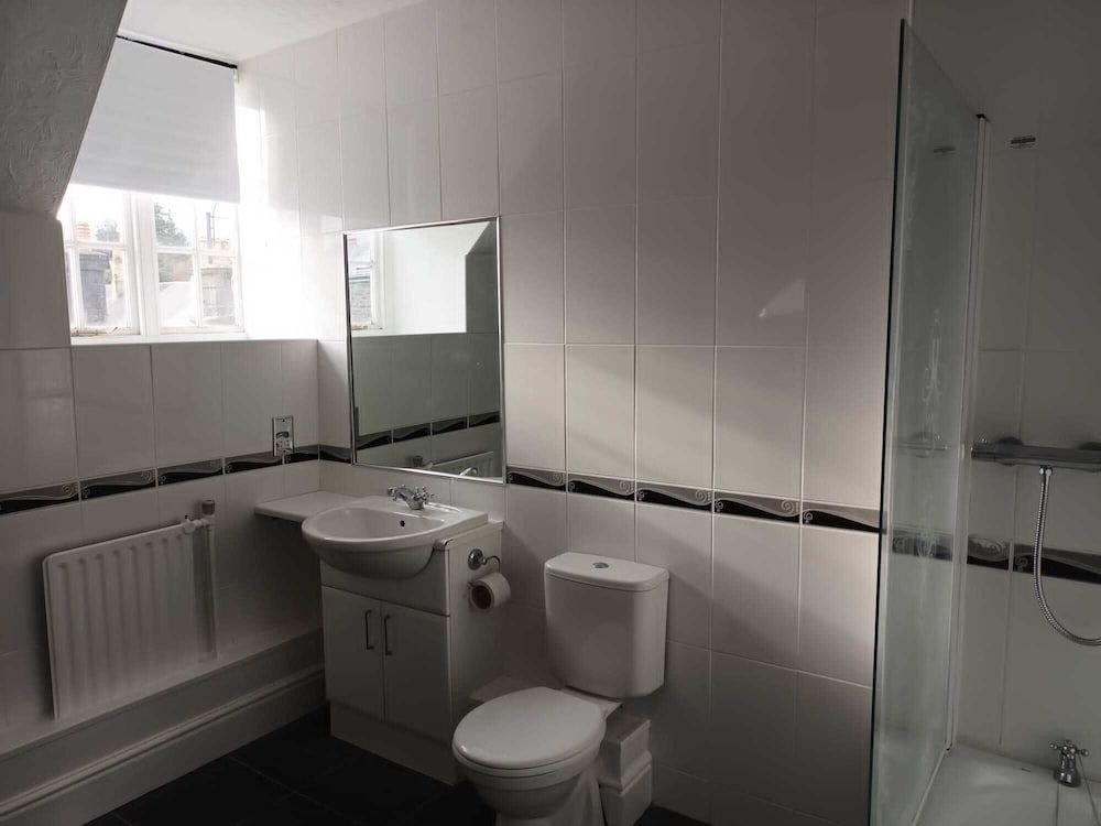 The Bull Hotel Standard Apartment, Ensuite, Courtyard View 8