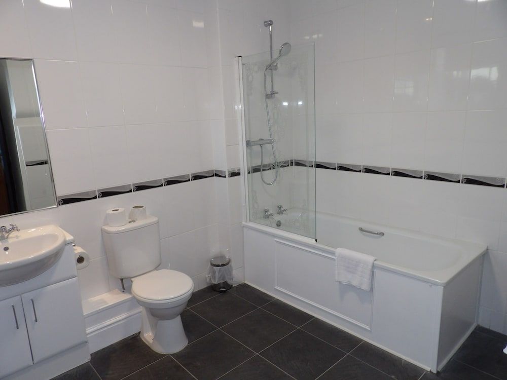 The Bull Hotel Standard Suite, Ensuite 4