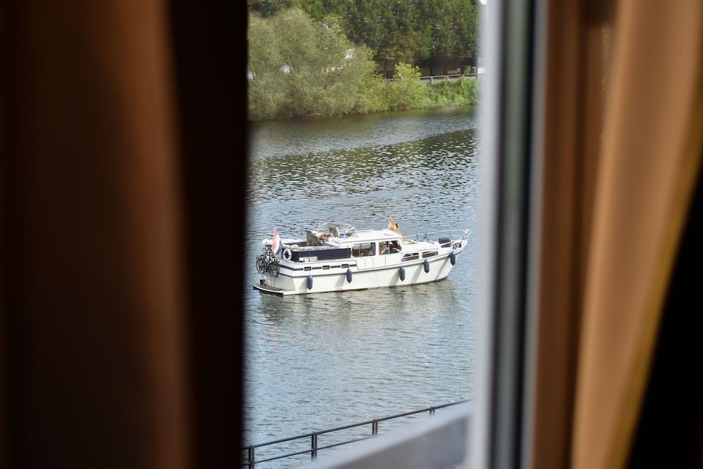 The Royal Snail Deluxe Room (River side) 7