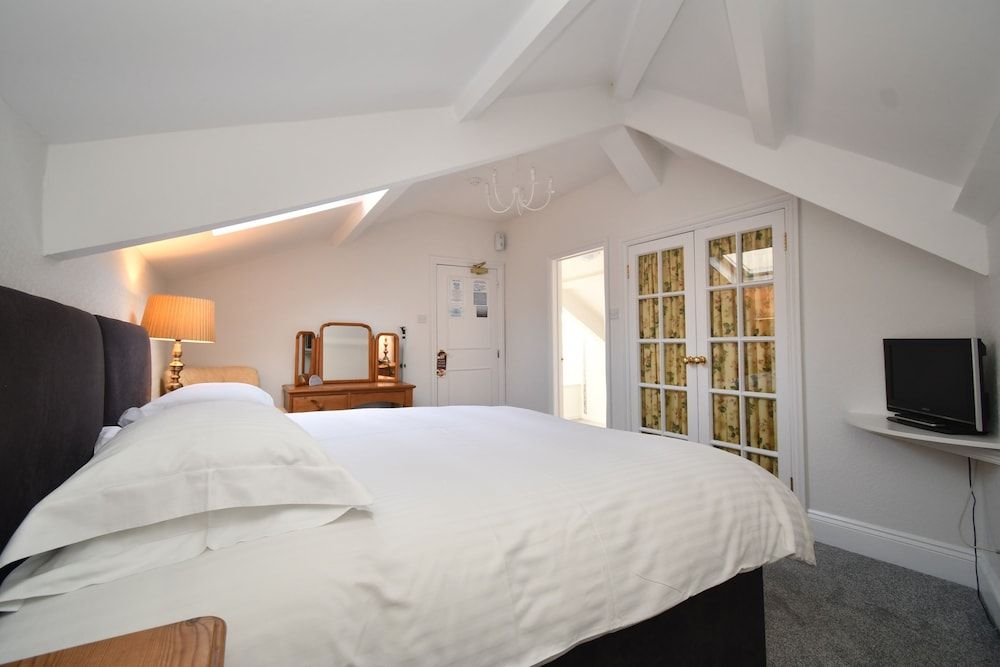 Tenby House Standard Double Room 4