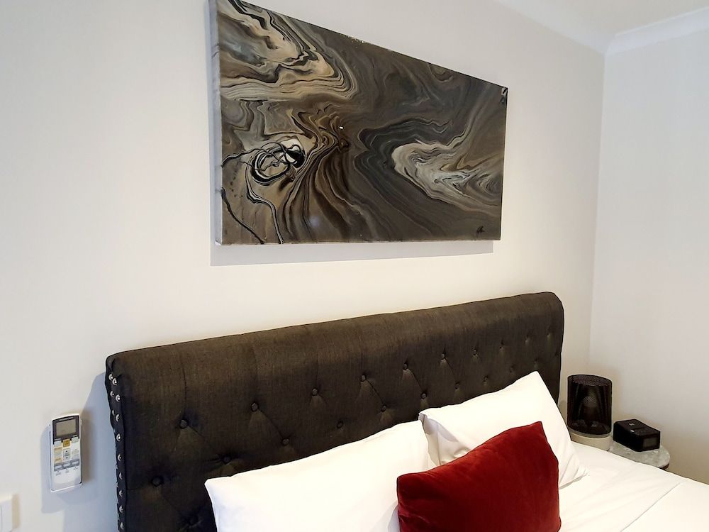 Addison Motor Inn Superior Room, 1 King Bed 4