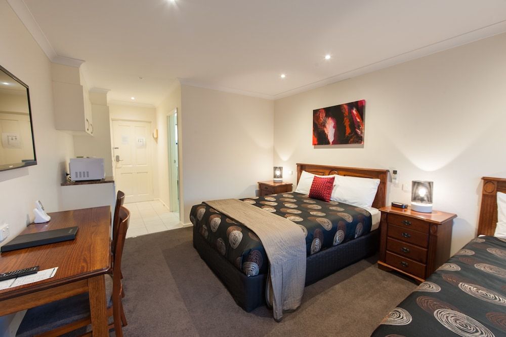 Addison Motor Inn Executive Twin Room (1 Queen and 1 Twin Bed)