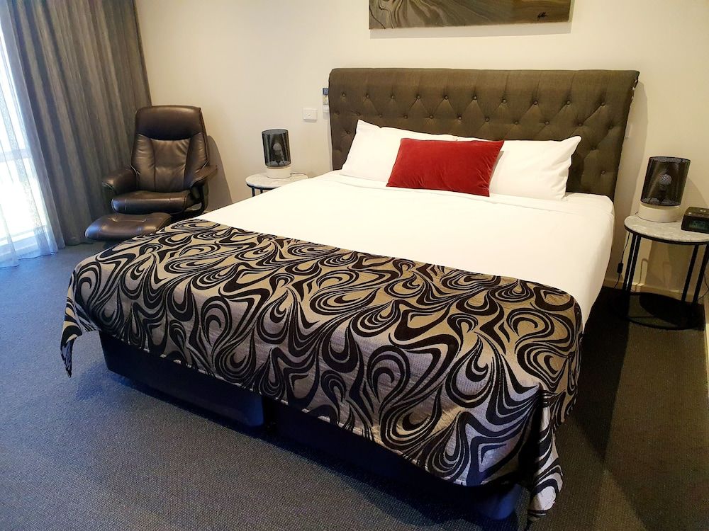 Addison Motor Inn Superior Room, 1 King Bed 5