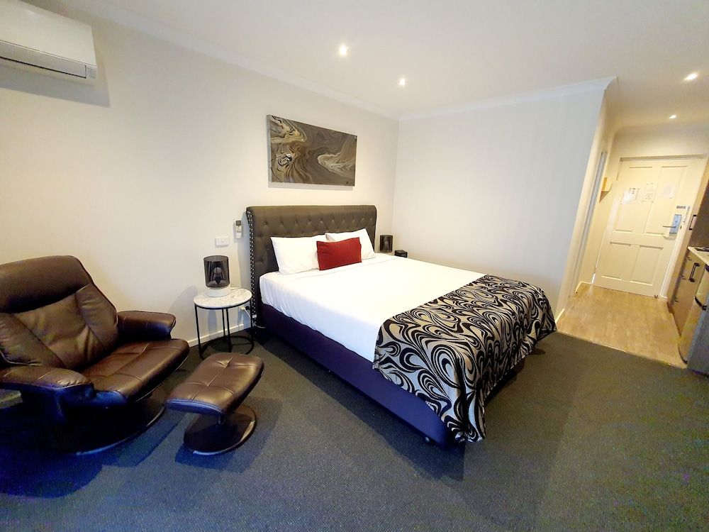 Addison Motor Inn Superior Room, 1 King Bed