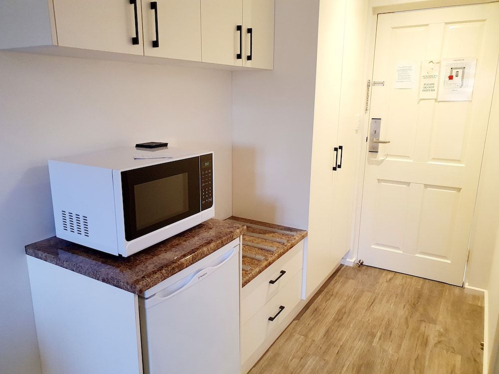 Addison Motor Inn Executive Twin Room (1 Queen and 1 Twin Bed) 9