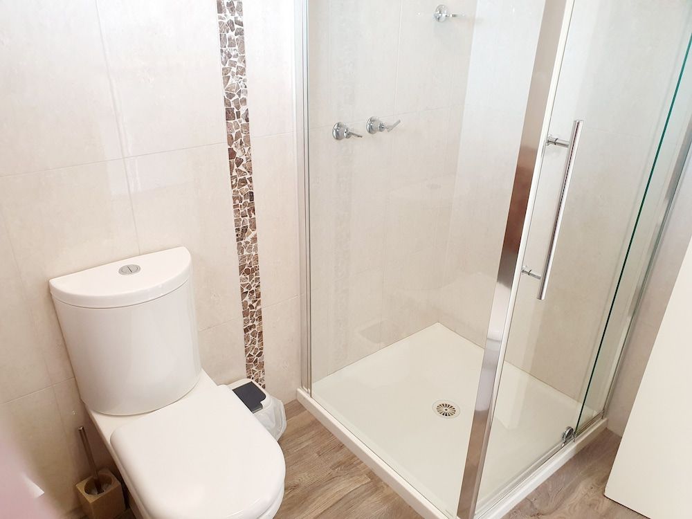 Addison Motor Inn Executive Twin Room (1 Queen and 1 Twin Bed) 7