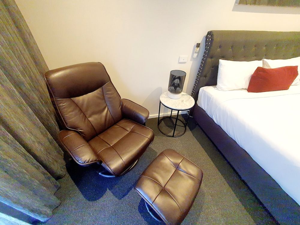 Addison Motor Inn Superior Room, 1 King Bed 9