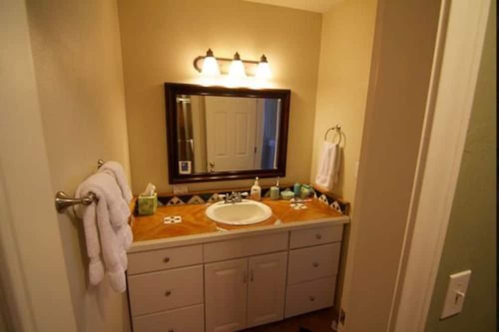 Davis Mountains Inn Standard Double Room, 1 Queen Bed, Shared Bathroom (Blue Mountain (shared bat)