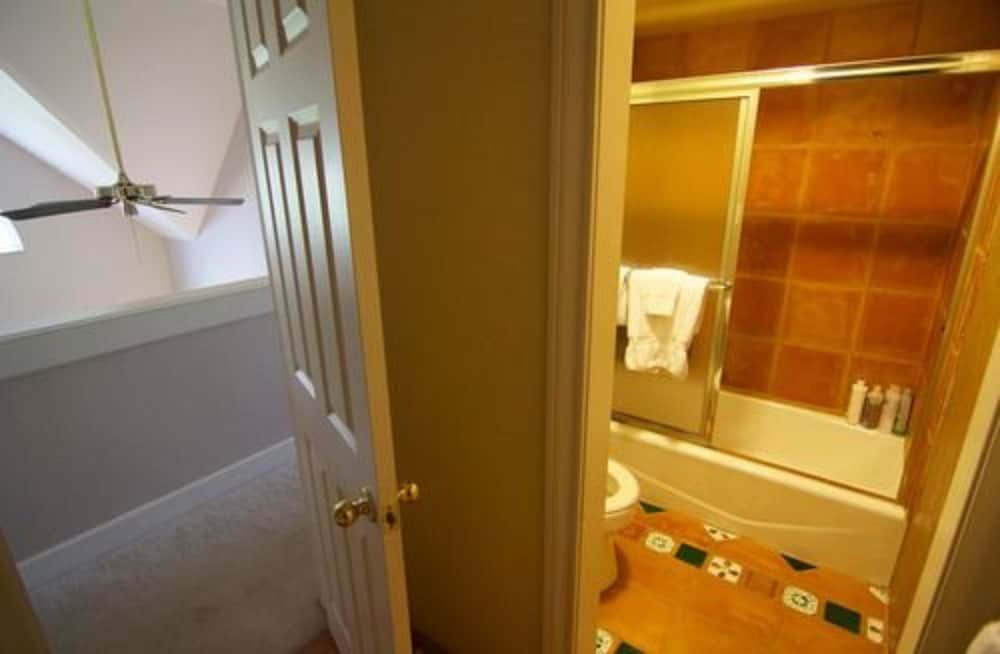 Davis Mountains Inn Standard Double Room, 1 Queen Bed, Shared Bathroom (Blue Mountain (shared bat) 2