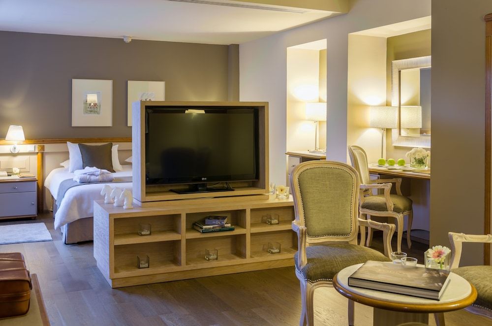 Alasia Hotel Junior Suite, City View 9