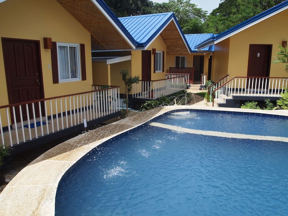 Blue Lagoon Inn & Suites Deluxe Villa, Pool View 4