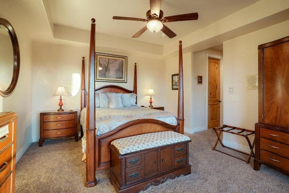 Summit Villa BnB Deluxe Balcony Suite,  Mountain View 2