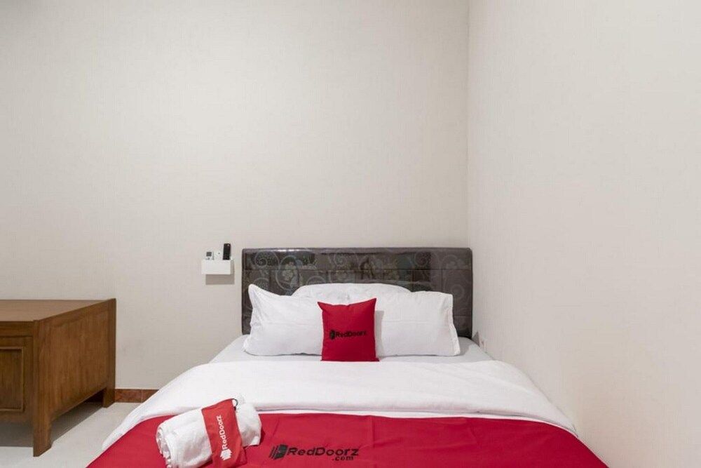 Double Room (RedDoorz)