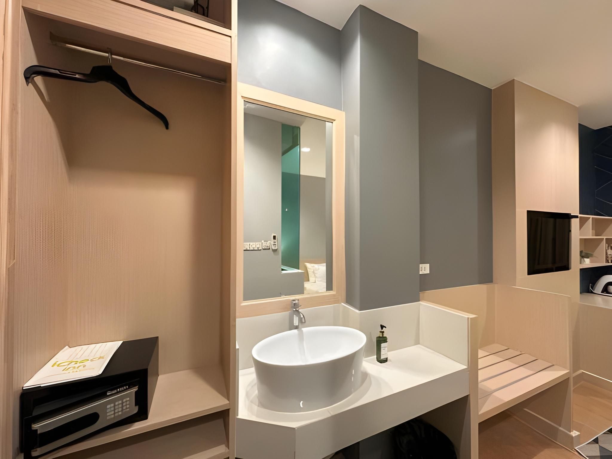 iCheck inn Gems Center Silom Deluxe Room 13