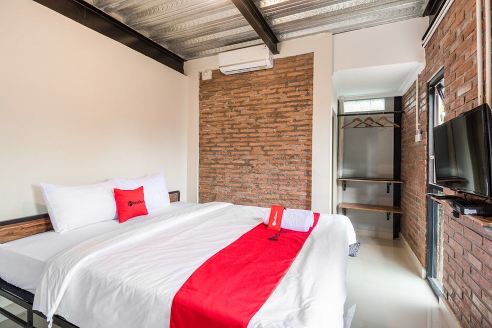 Deluxe Room (RedDoorz)