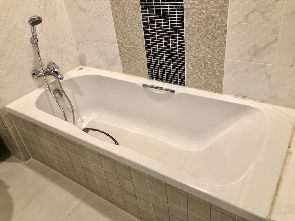 Deep Soaking Bathtub