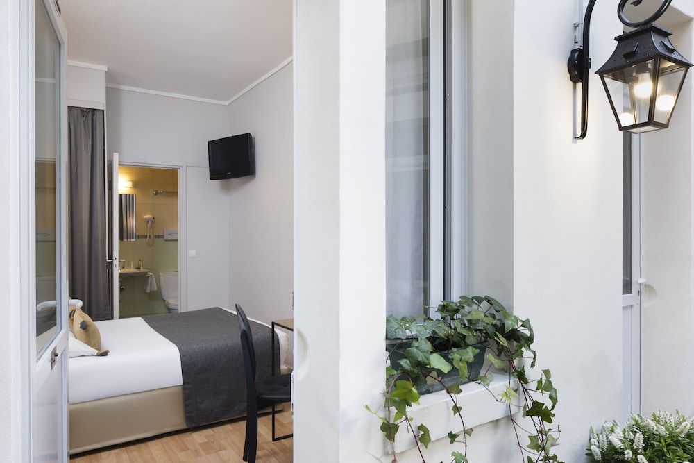 A l'Hotel des Roys Classic Double Room 2