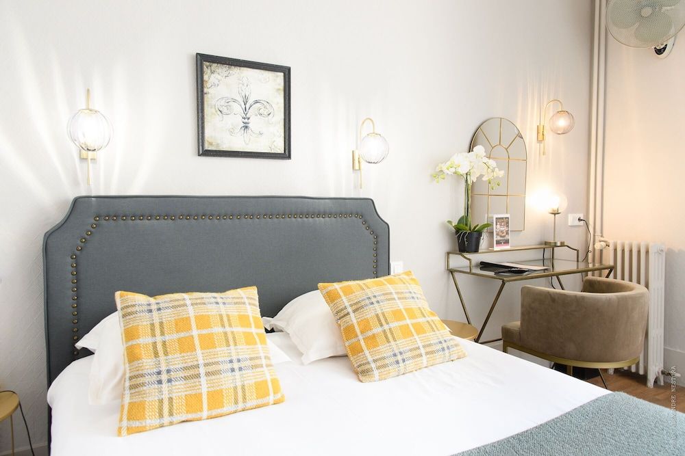 A l'Hotel des Roys Classic Double Room 9