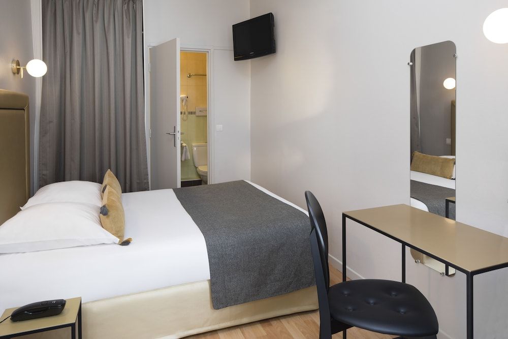 A l'Hotel des Roys Classic Double Room 4