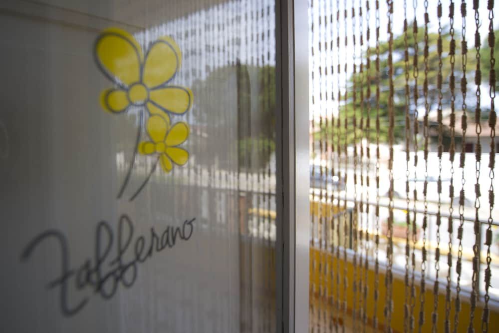 Fiori Gialli Caucana Family Room 3