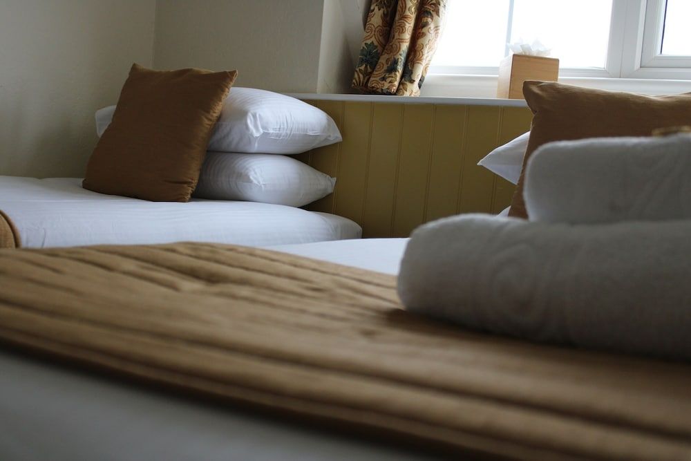 The Birdham Standard Twin Room, Ensuite