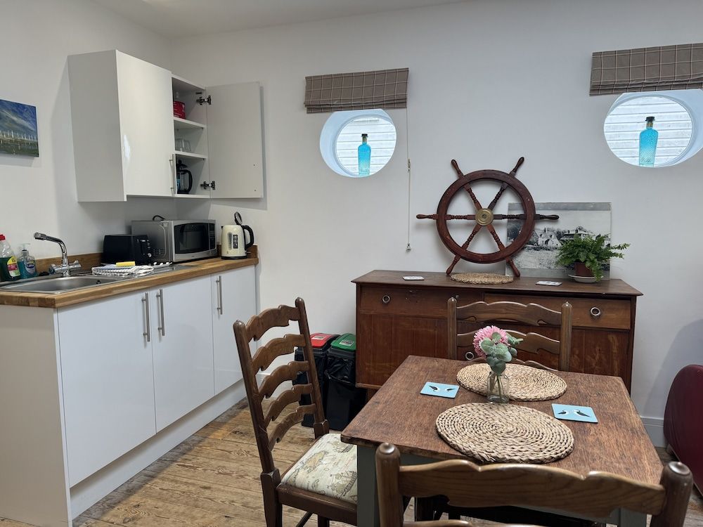 The Pilot Boat Inn Captain Cabin 5