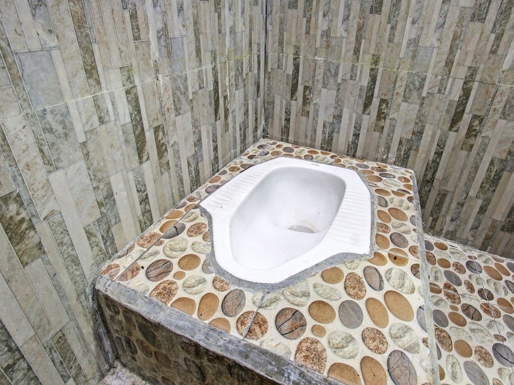 SPOT ON 91771 Homestay Bang HajiNearLapangan Penujak ( Inen Gonggang) Double Room 8