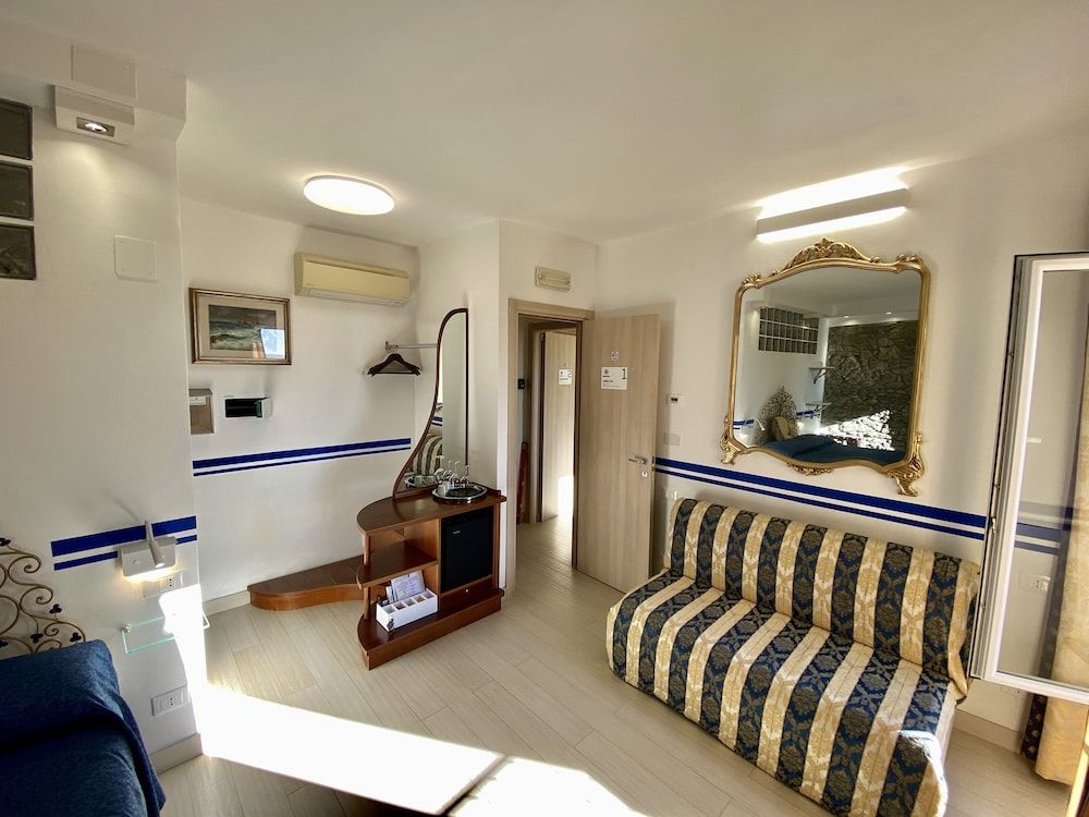 Giovanni Rooms Manarola Panoramic Quadruple Room 2