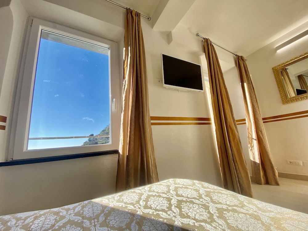 Giovanni Rooms Manarola Panoramic Room 8