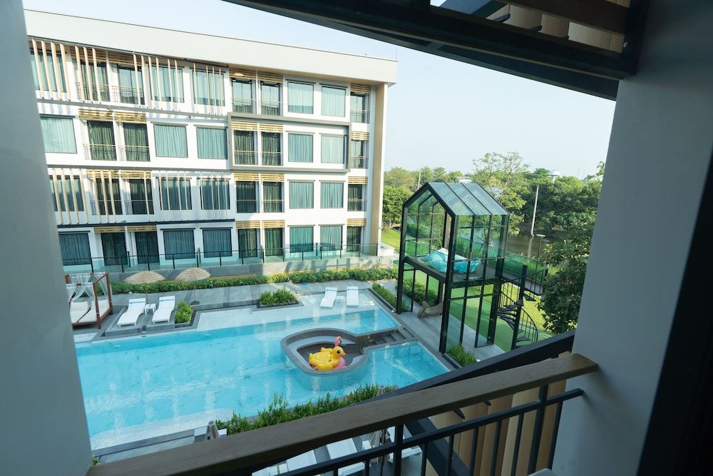 Crystal Srivaree Suvarnabhumi Hotel Premium Pool View Twin Room 6