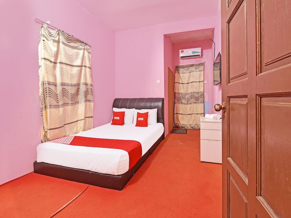 OYO 90664 Rabi Hotel Deluxe Double Room, 1 Queen Bed 3
