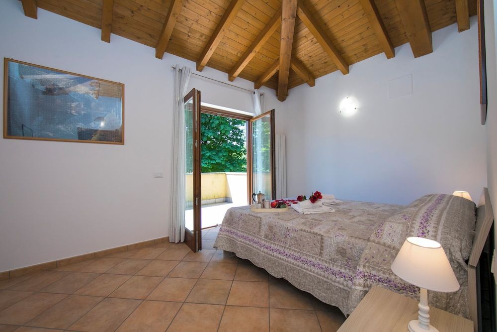 Family Townhome, 2 Bedrooms, 2 Bathrooms (Le Betulle Garden in Laveno)