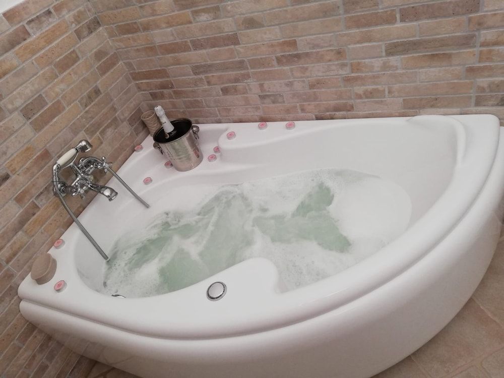 B&B ChiaFè Double Room, Jetted Tub 6